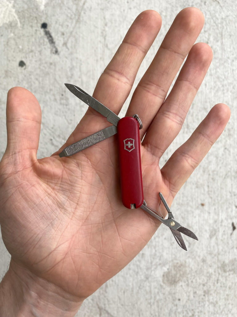 ОБЗОР АРМЕЙСКОГО НОЖА VICTORINOX CLASSIC SD + СРАВНЕНИЕ С RAMBLER