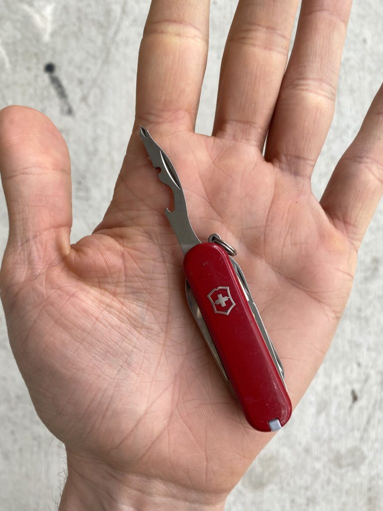 ОБЗОР АРМЕЙСКОГО НОЖА VICTORINOX CLASSIC SD + СРАВНЕНИЕ С RAMBLER