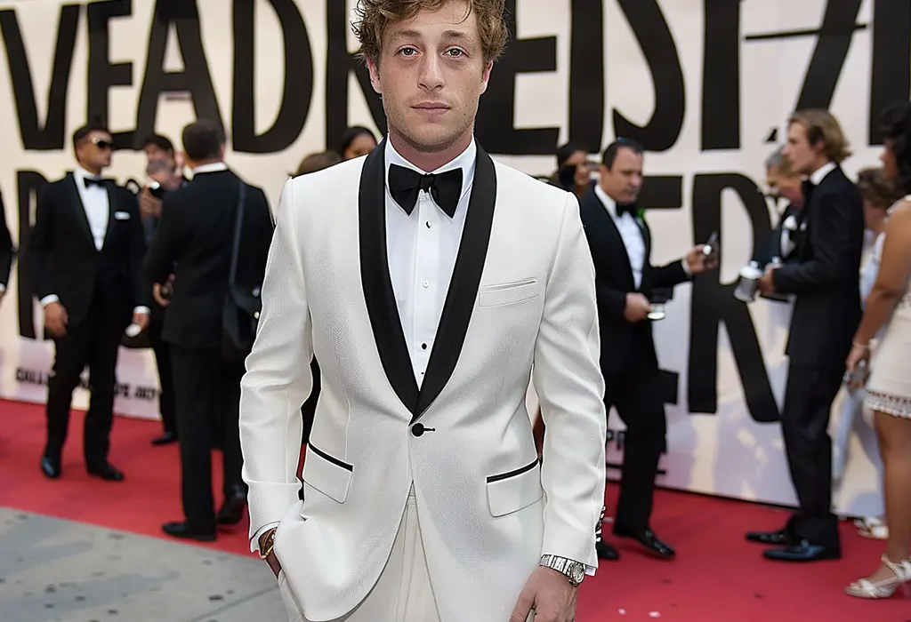  Jeremy Allen White in white dinner jacket