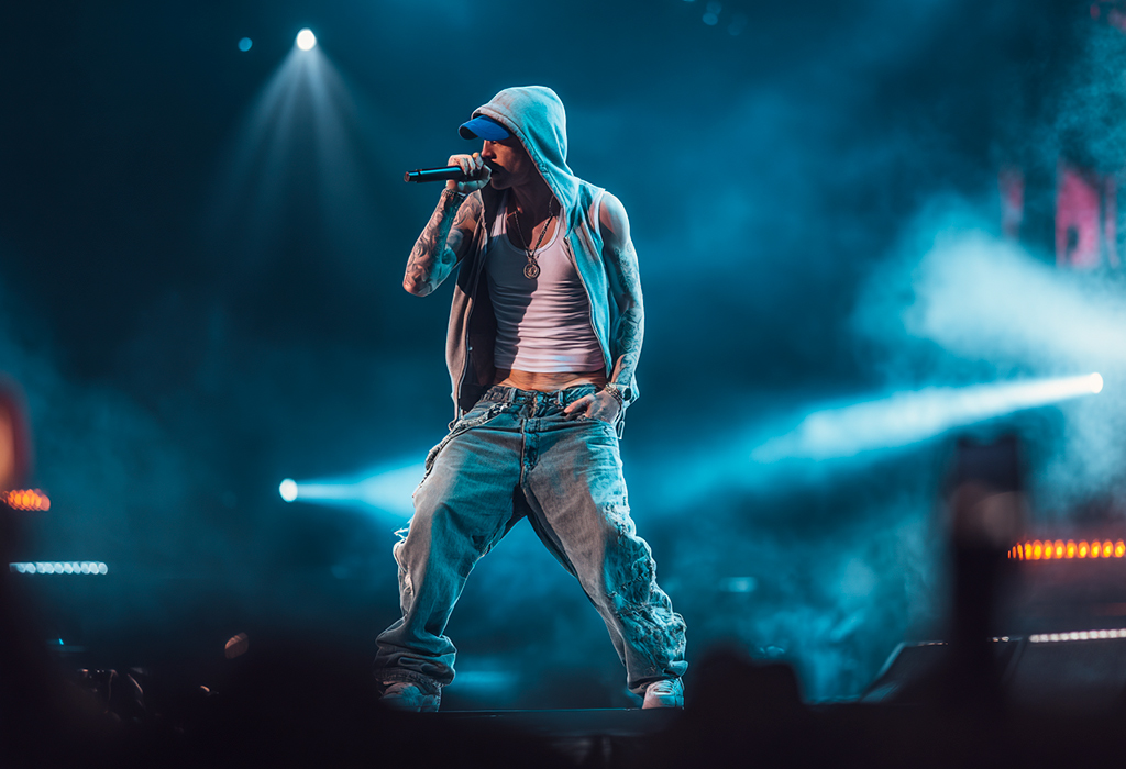 Eminem performing in sagging jeans